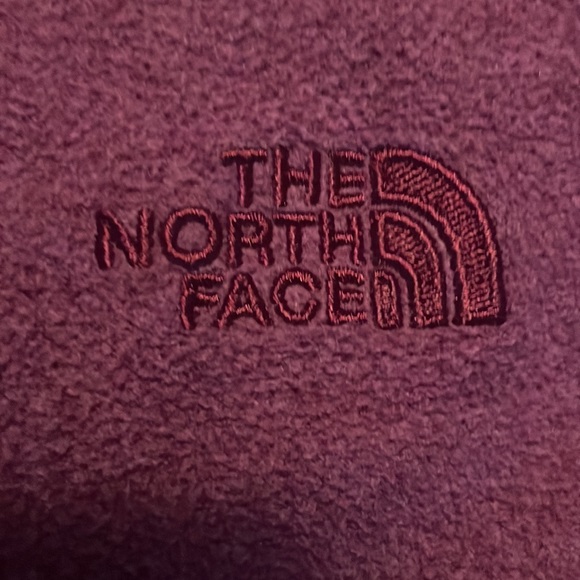 Medium north face fleece, that fits like a small petite - Picture 2 of 5